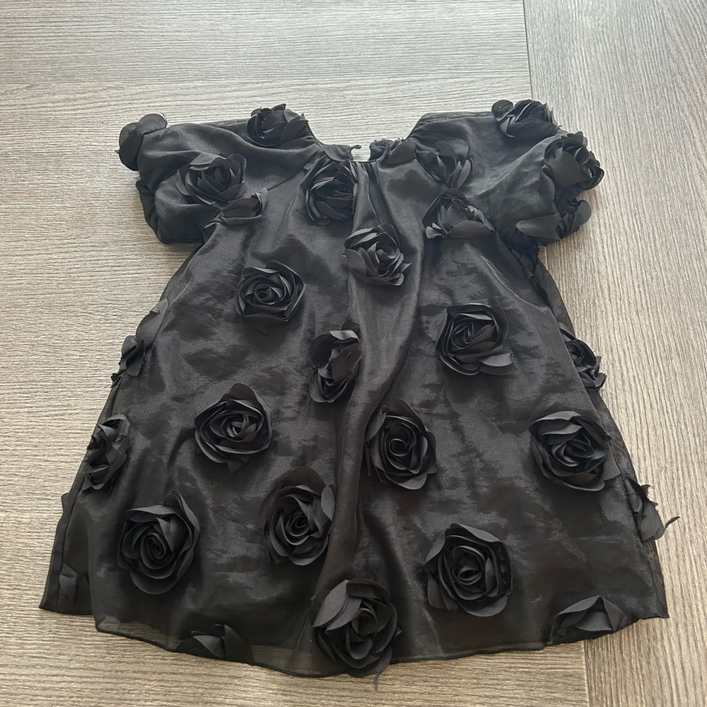 DRESS WITH FLORAL APPLIQUÉ
PREOWNED EXCELLENT CONDITION